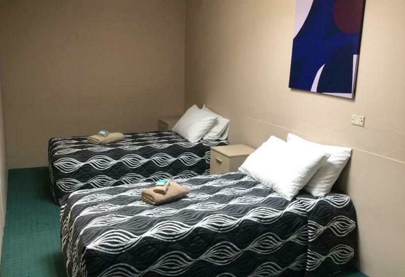 패밀리 룸, Aquatic Motor Inn