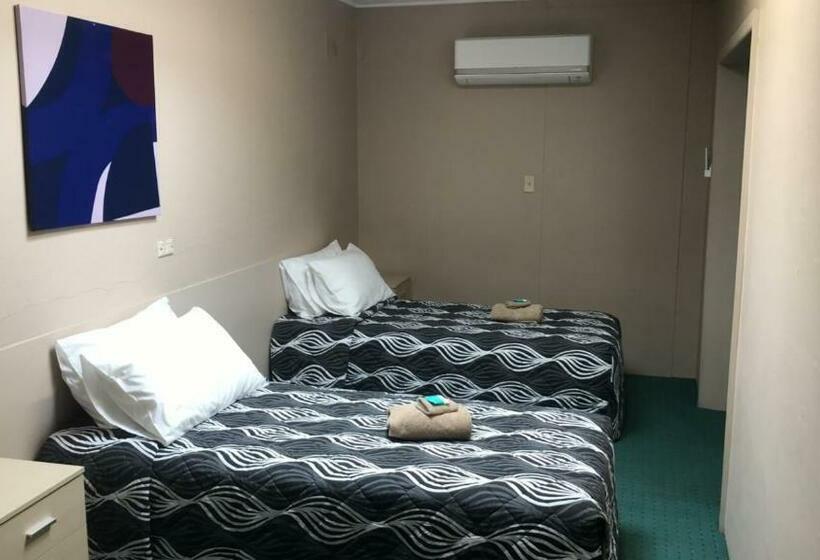 חדר משפחתי, Aquatic Motor Inn