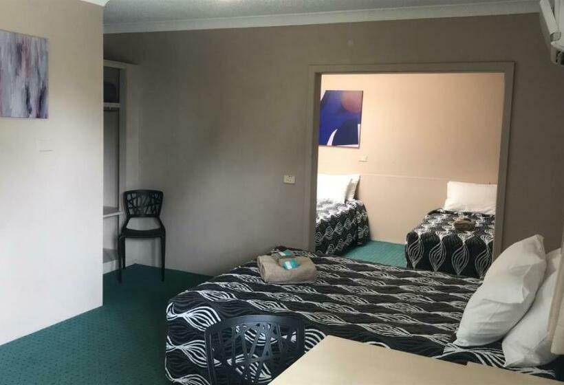 חדר משפחתי, Aquatic Motor Inn