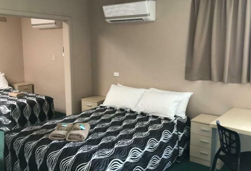 חדר משפחתי, Aquatic Motor Inn