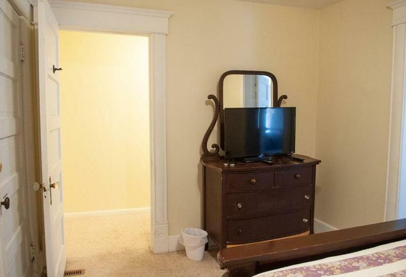 غرفة قياسية, The Wolf Manor