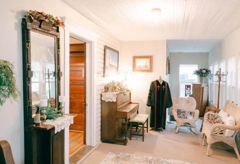 غرفة إقتصادية, The Wolf Manor