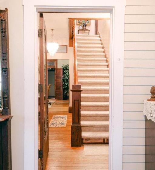 غرفة إقتصادية, The Wolf Manor