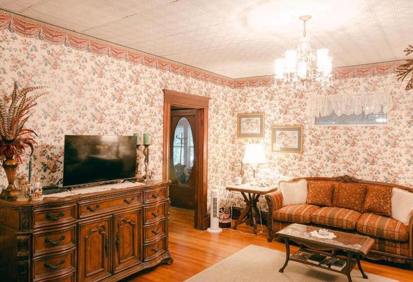 غرفة إقتصادية, The Wolf Manor