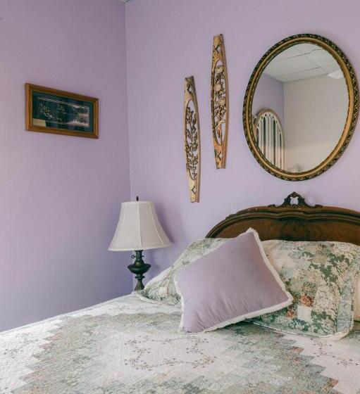 غرفة إقتصادية, The Wolf Manor