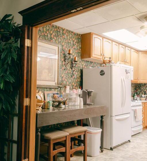 غرفة قياسية سرير كينج, The Wolf Manor