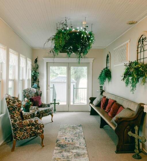 غرفة قياسية سرير كينج, The Wolf Manor