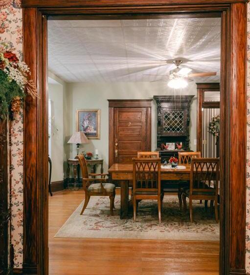 غرفة قياسية سرير كينج, The Wolf Manor