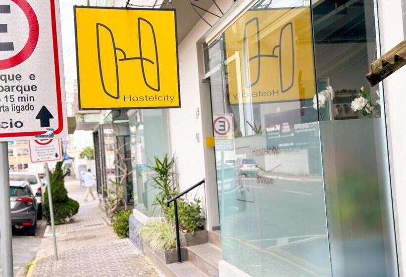 غرفة قياسية فردية, City