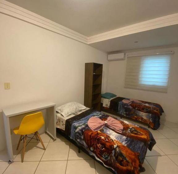 غرفة قياسية, City