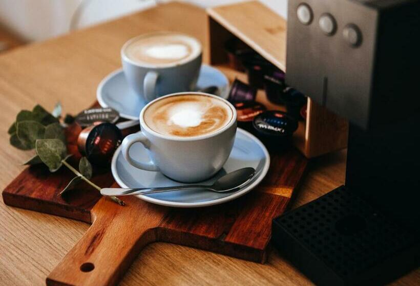 חדר אקזקיוטיב, Astor Inn