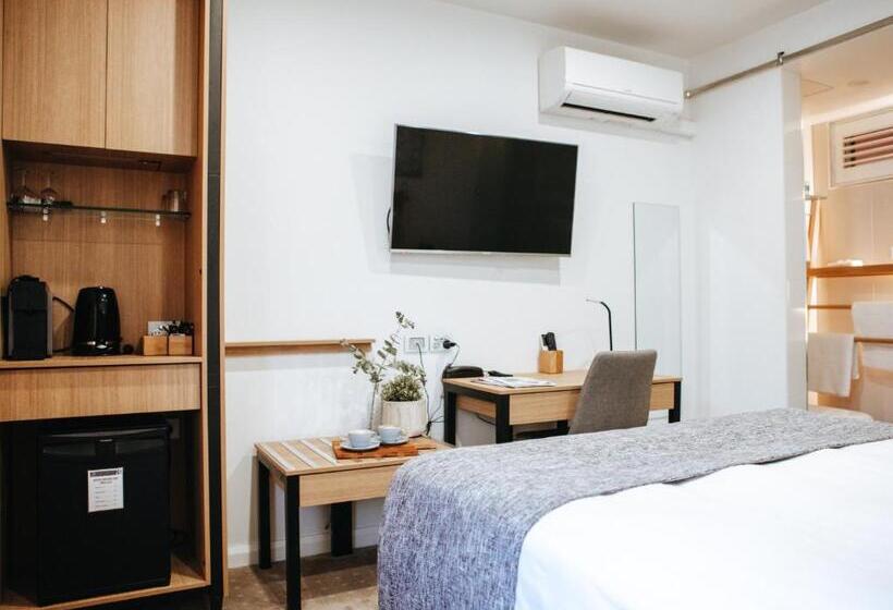 חדר אקזקיוטיב, Astor Inn