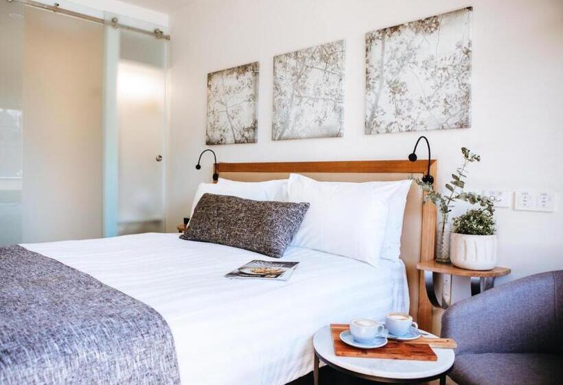 חדר אקזקיוטיב, Astor Inn