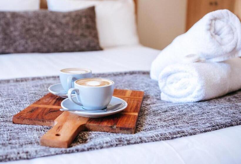 חדר אקזקיוטיב משפחתי, Astor Inn