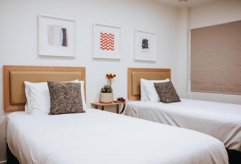 חדר אקזקיוטיב משפחתי, Astor Inn