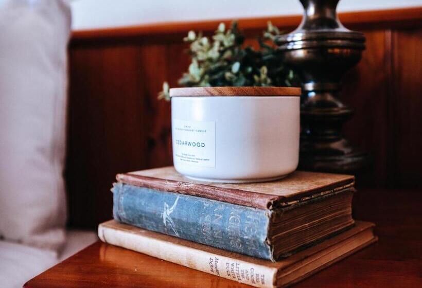 חדר משפחתי, Astor Inn