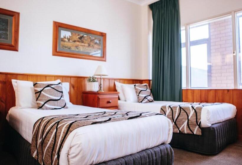 חדר משפחתי, Astor Inn