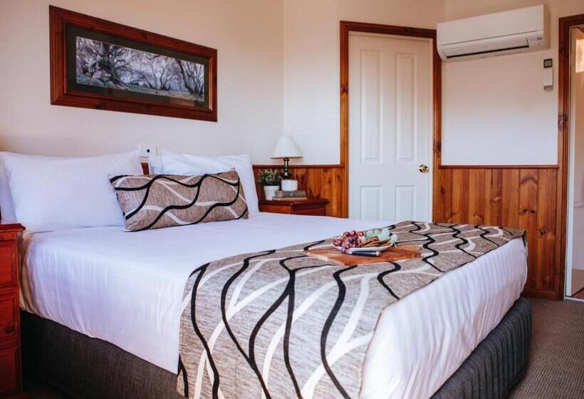 חדר משפחתי, Astor Inn