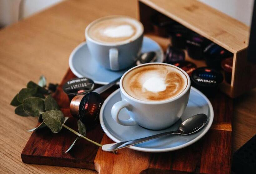 חדר אקזקיוטיב, Astor Inn