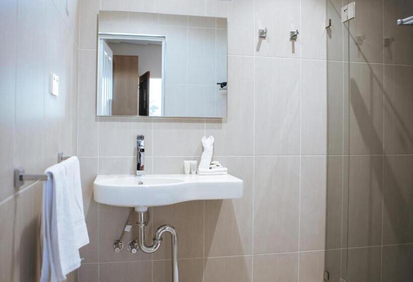 חדר אקזקיוטיב, Astor Inn