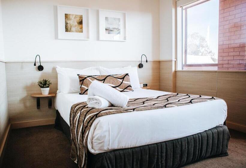 חדר אקזקיוטיב, Astor Inn