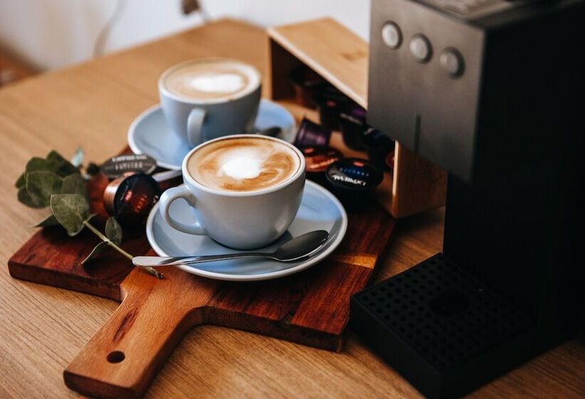 חדר אקזקיוטיב, Astor Inn