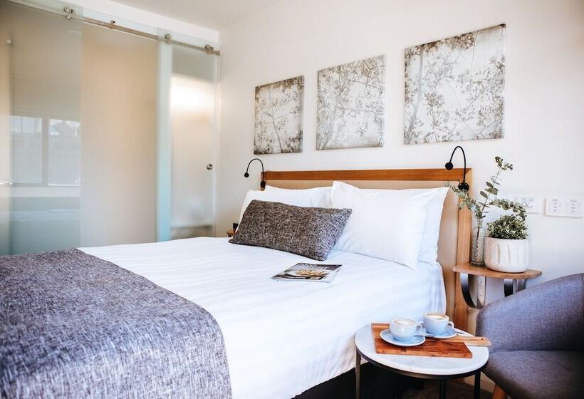 חדר אקזקיוטיב, Astor Inn