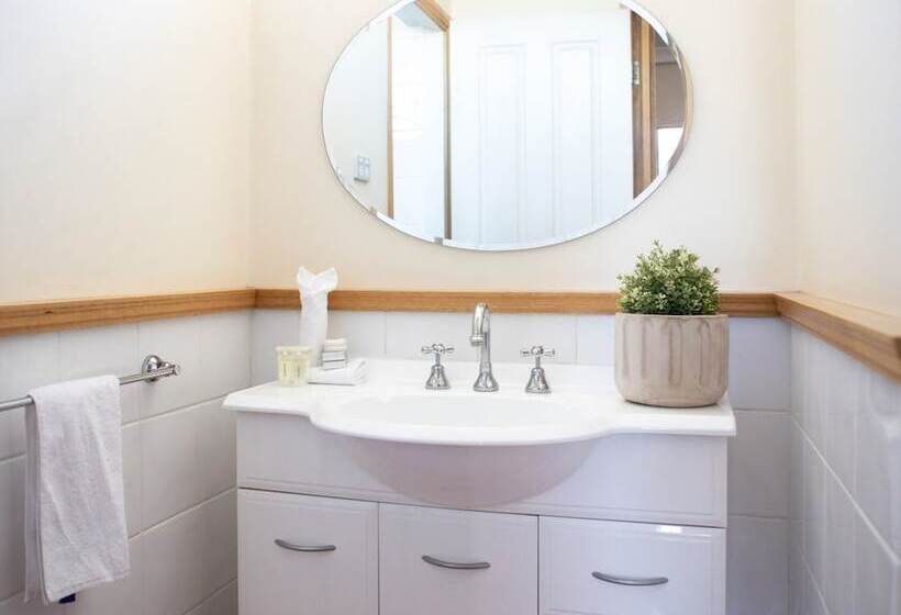 חדר משפחתי, Astor Inn