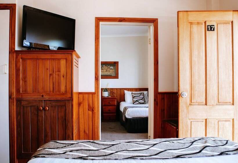 חדר משפחתי, Astor Inn