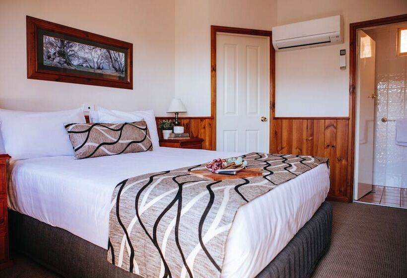 חדר משפחתי, Astor Inn