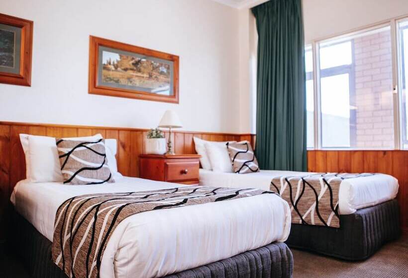 חדר משפחתי, Astor Inn