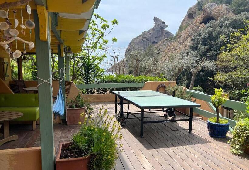 اتاق اکونومی, La Calanque De Figuerolles