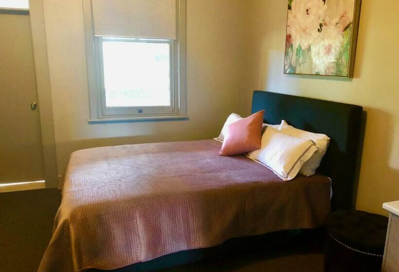 חדר דלוקס עם מרפסת, The Royal Hotel, Drouin