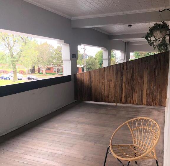 חדר משפחתי, The Royal Hotel, Drouin