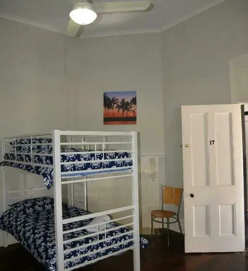 ルームシェアのワンベッド, Geraldton Backpackers