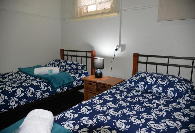 اتاق استاندارد یک تخته با سرویس بهداشتی مشترک, Geraldton Backpackers