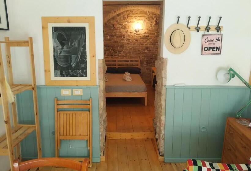 جناح عائلي, La Finestra Sul Cortile