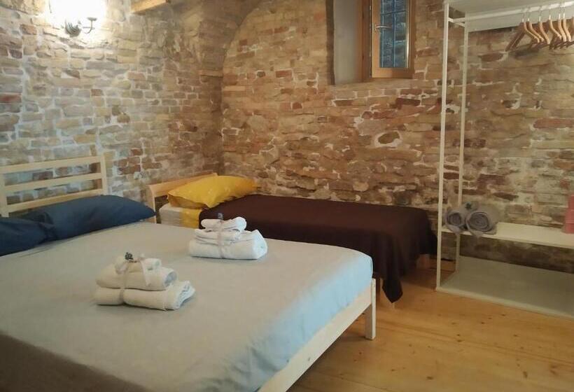 جناح عائلي, La Finestra Sul Cortile