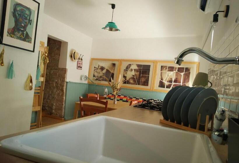 جناح عائلي, La Finestra Sul Cortile