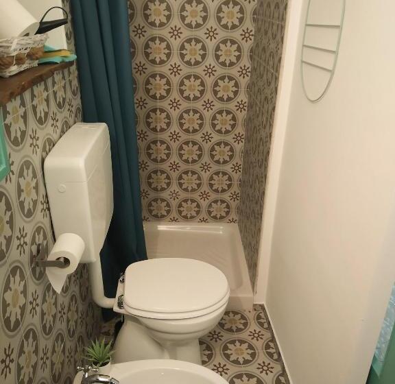 جناح عائلي, La Finestra Sul Cortile