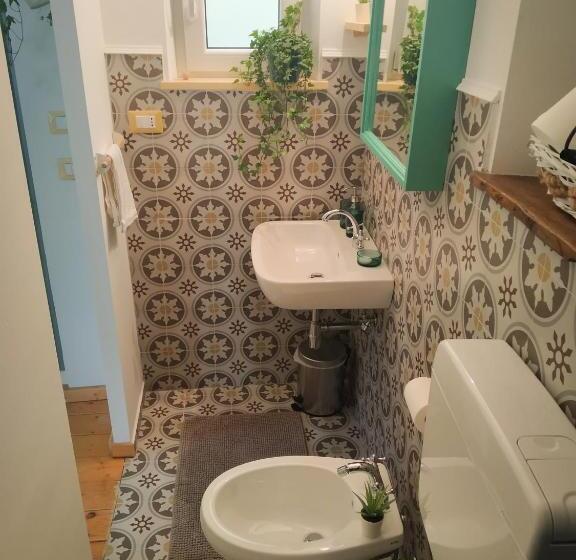 جناح عائلي, La Finestra Sul Cortile