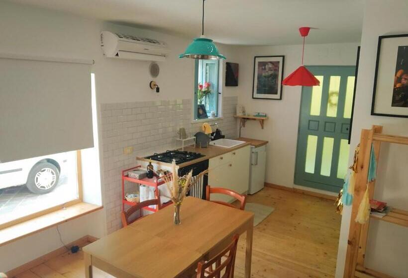 جناح عائلي, La Finestra Sul Cortile