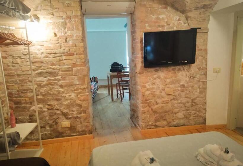 جناح عائلي, La Finestra Sul Cortile