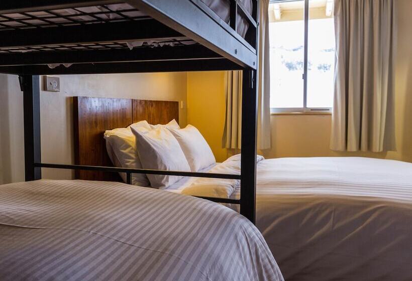 חדר משפחתי, Eiger Chalet