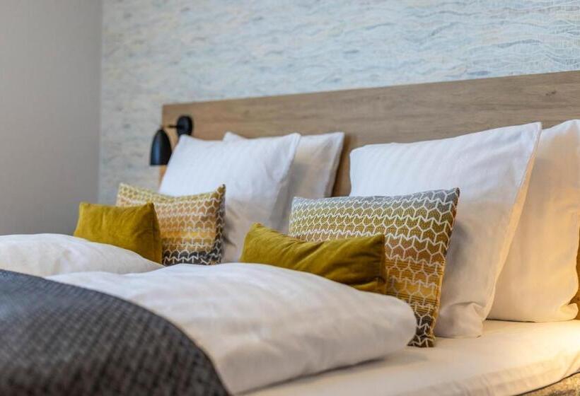 Deluxe room with river view, Søma Aasiaat