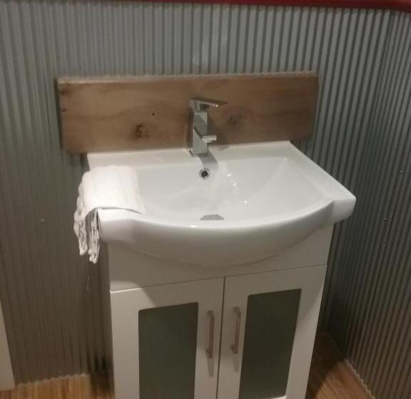 غرفة إقتصادية, Tullah Tavern