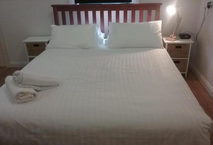 غرفة إقتصادية, Tullah Tavern