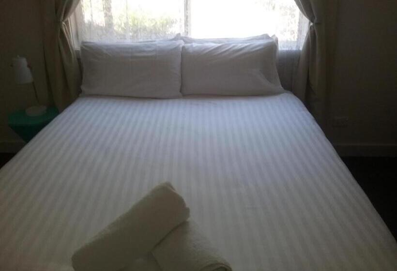 غرفة عائلية, Tullah Tavern