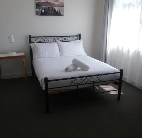 غرفة عائلية, Tullah Tavern