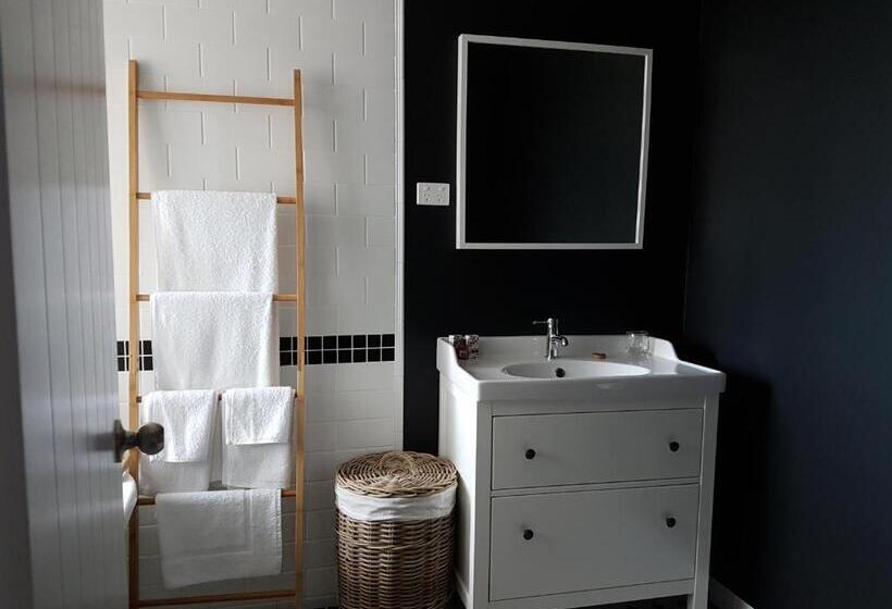 דירת שני חדרים, Kernow Minimum Age 18